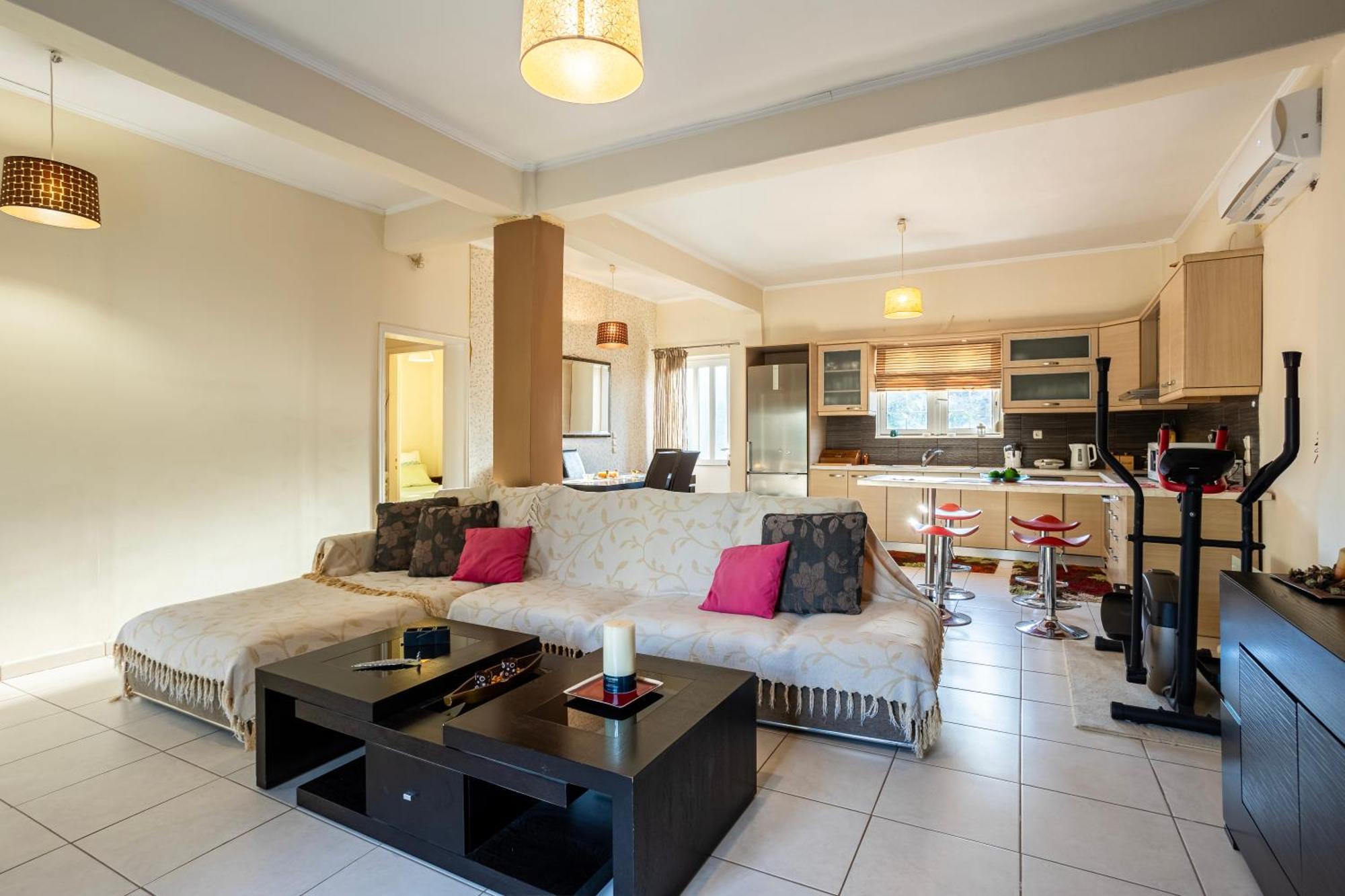 Kalamata'S Sunny Retreat Near The Historic Center المظهر الخارجي الصورة