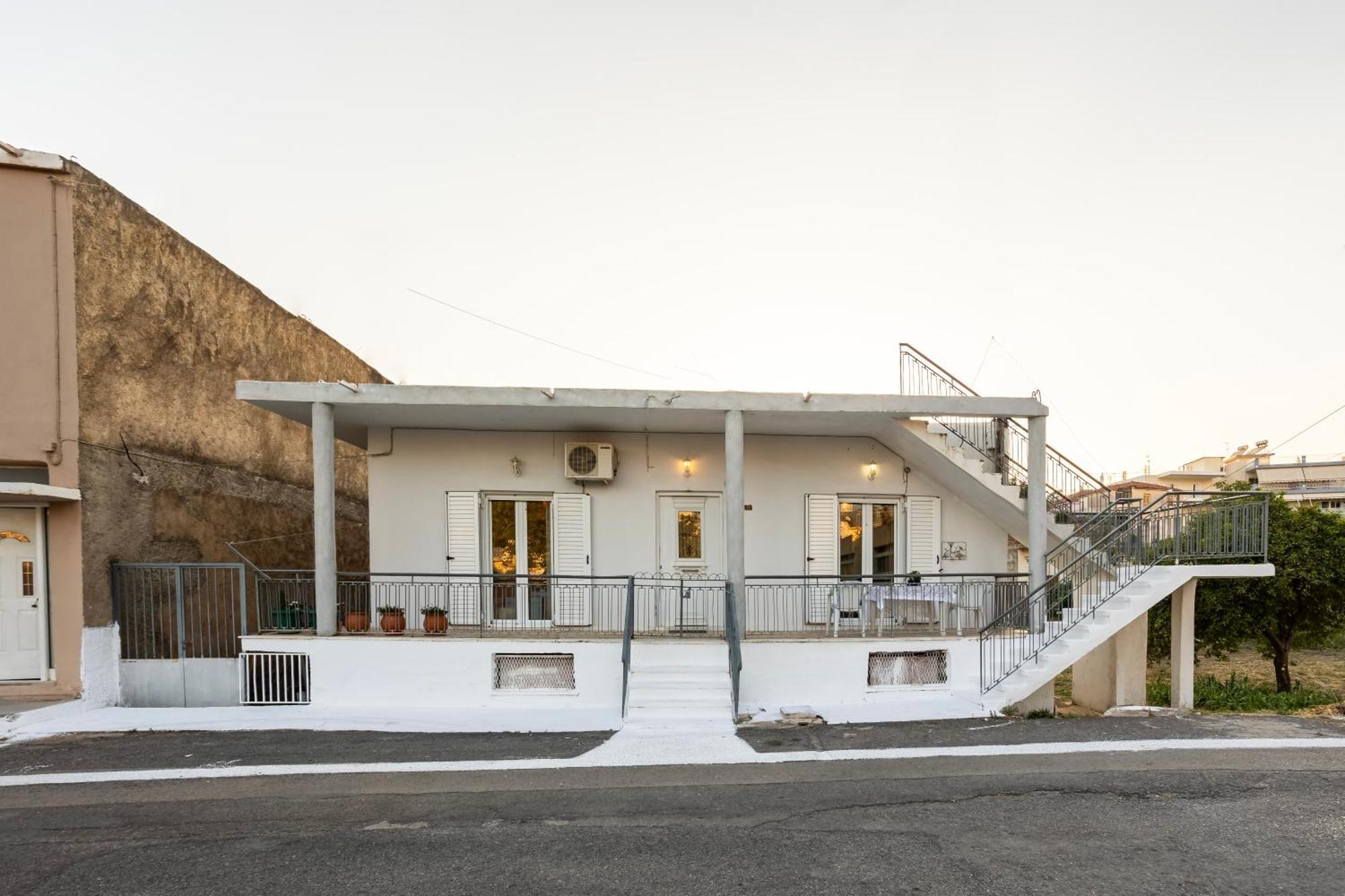 Kalamata'S Sunny Retreat Near The Historic Center المظهر الخارجي الصورة