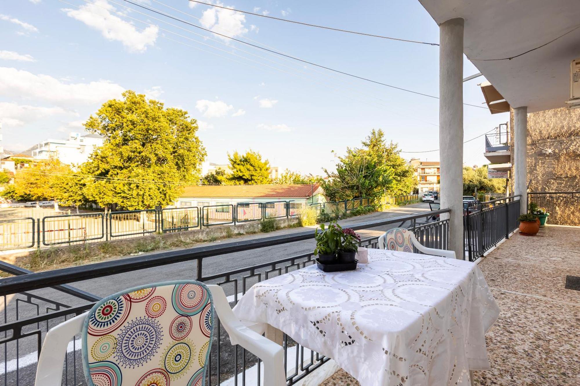 Kalamata'S Sunny Retreat Near The Historic Center المظهر الخارجي الصورة